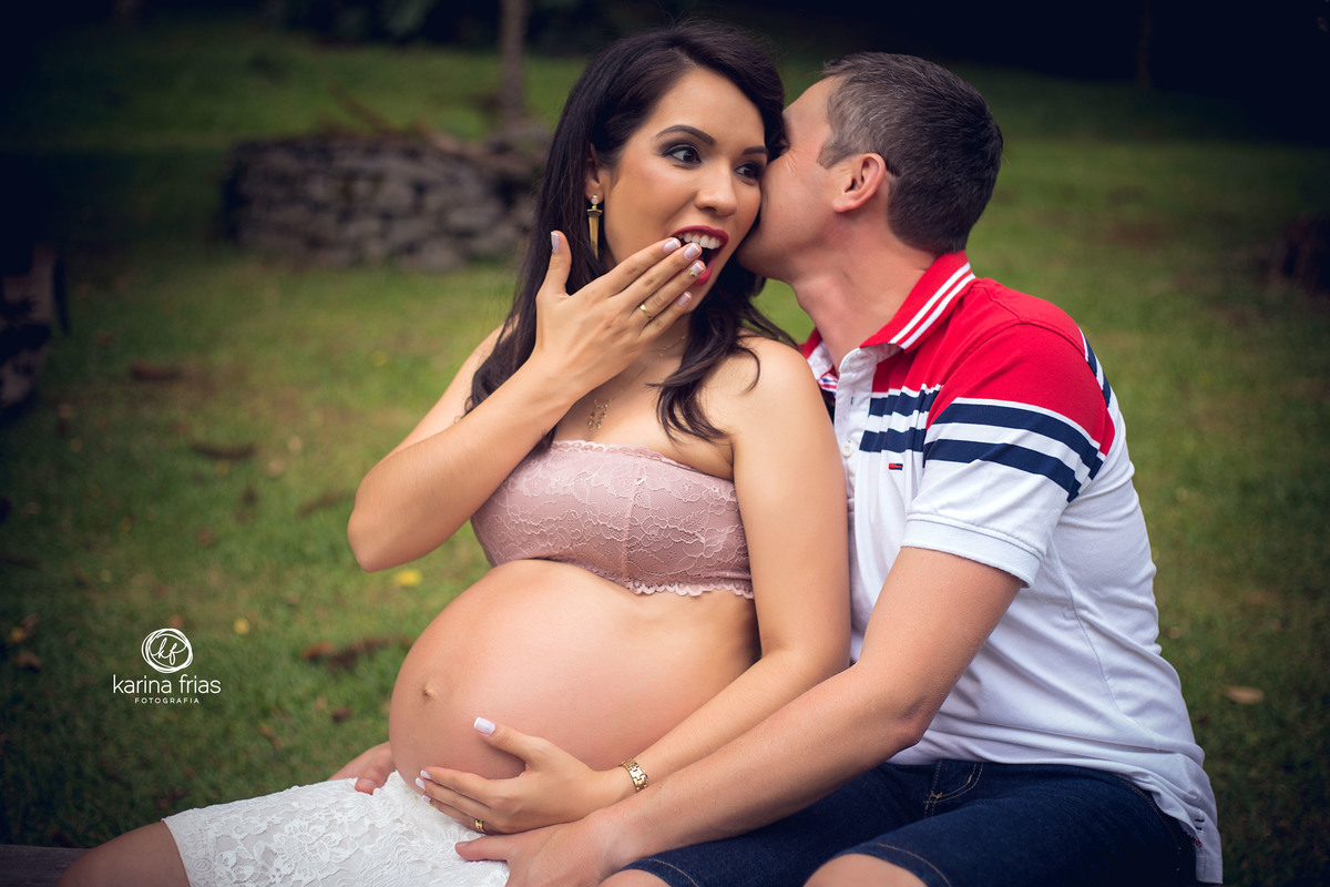 os pais estao em momento descontraido no ensaio de gestante em caxias do sul - rs