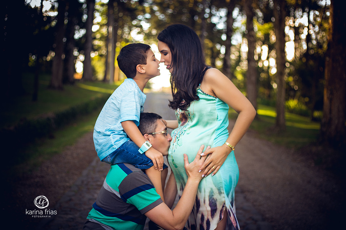 o pai beija a barriga para as fotos do ensaio gestante