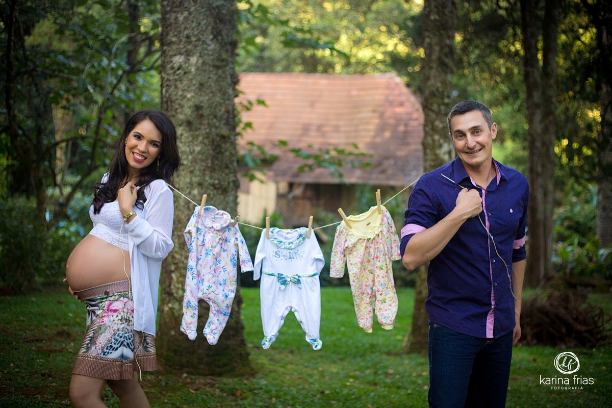no ensaio gestante levamos roupinhas do bebe como acessorios para as fotos
