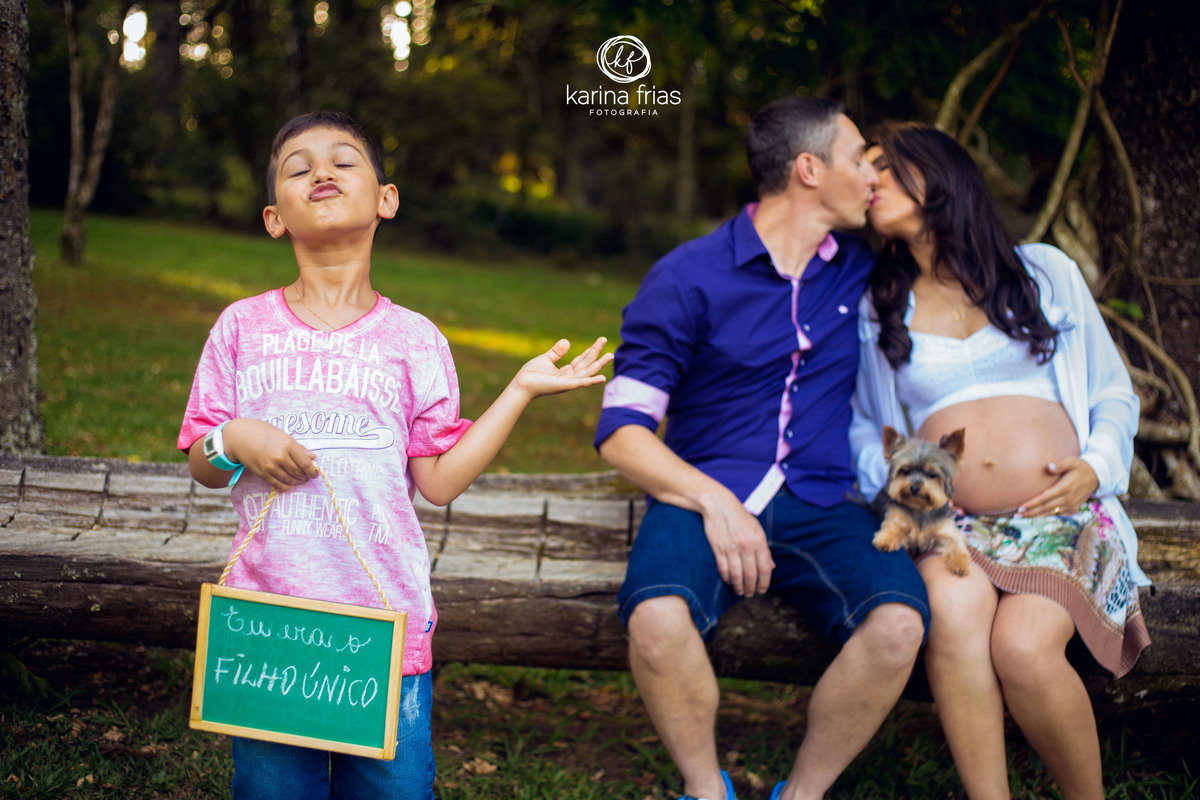 o filho imita os pais se beijando no book externo de gestante