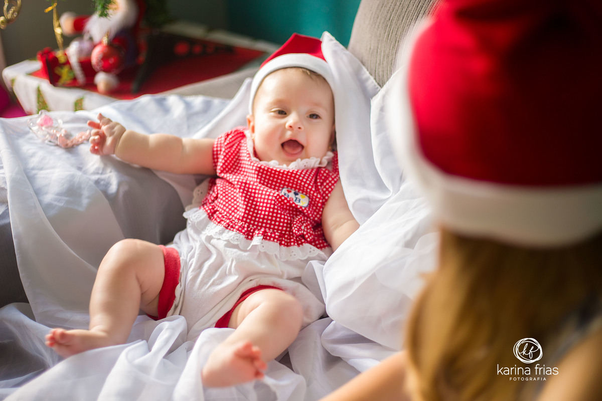 A BEBE SORRI PARA A IRMA NO ENSAIO INFANTIL EM CASA