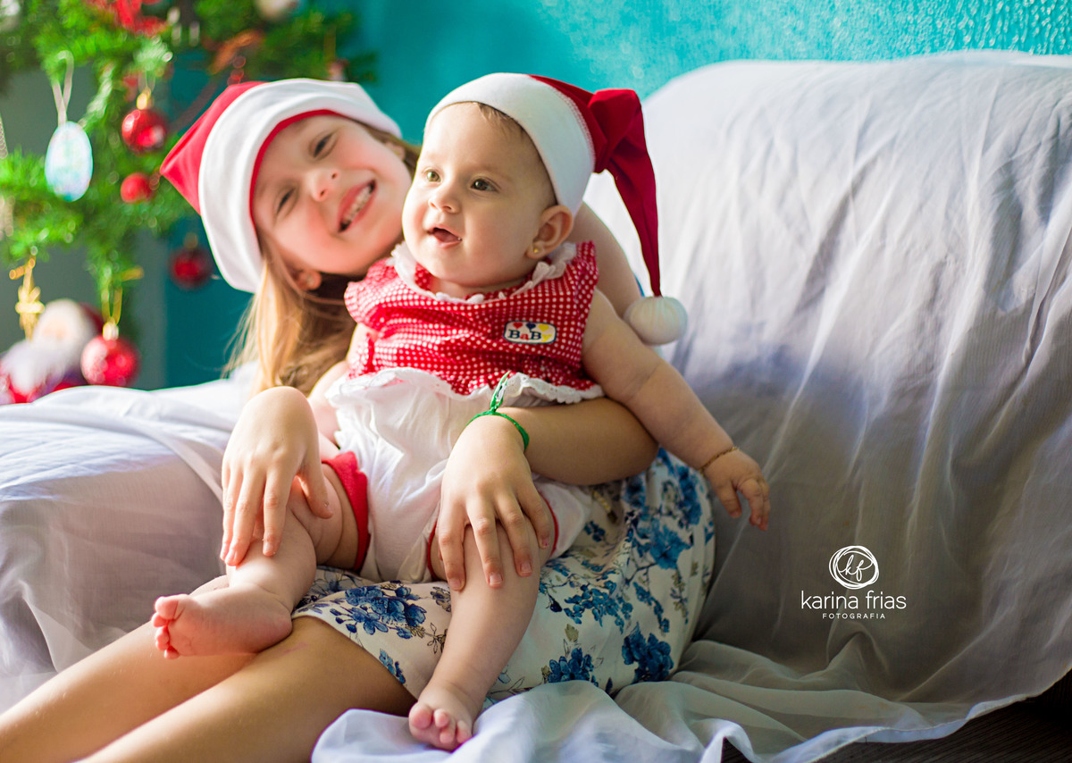 A BEBE ESTA NO COLO DA IRMA PARA AS FOTOS DO ENSAIO NA CASA DA CLIENTE
