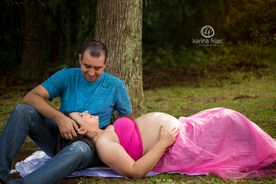 A GESTANTE OLHA PARA O MARIDO ENQUANTO A FOTOGRAFA DE FAMILIA, KARINA FRIAS REGISTRA O MOMENTO