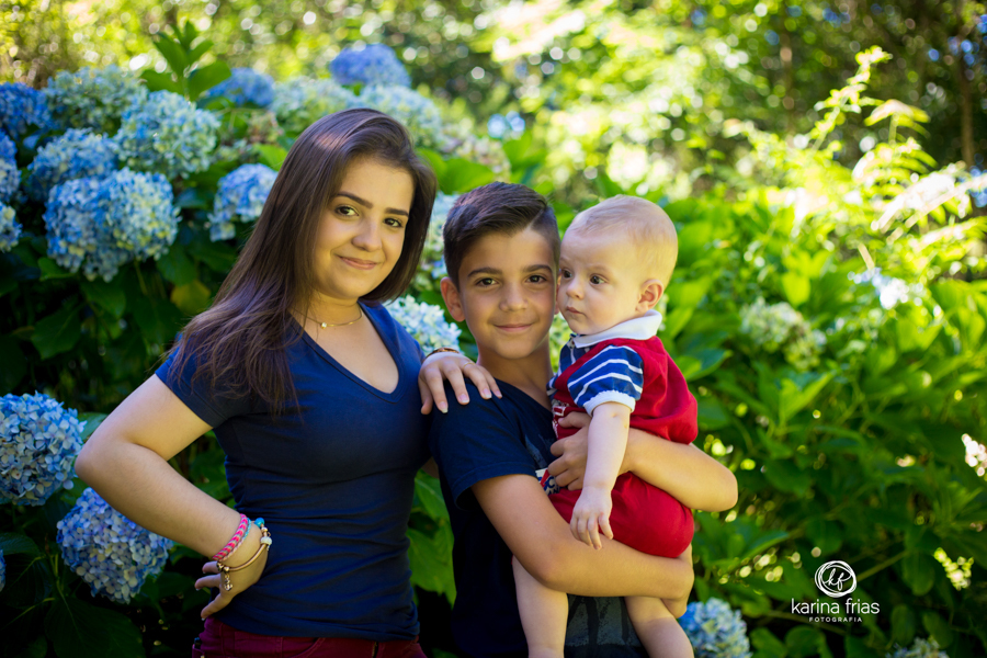 OS MANOS SEGURAM O BEBE PARA O ENSAIO INFANTIL