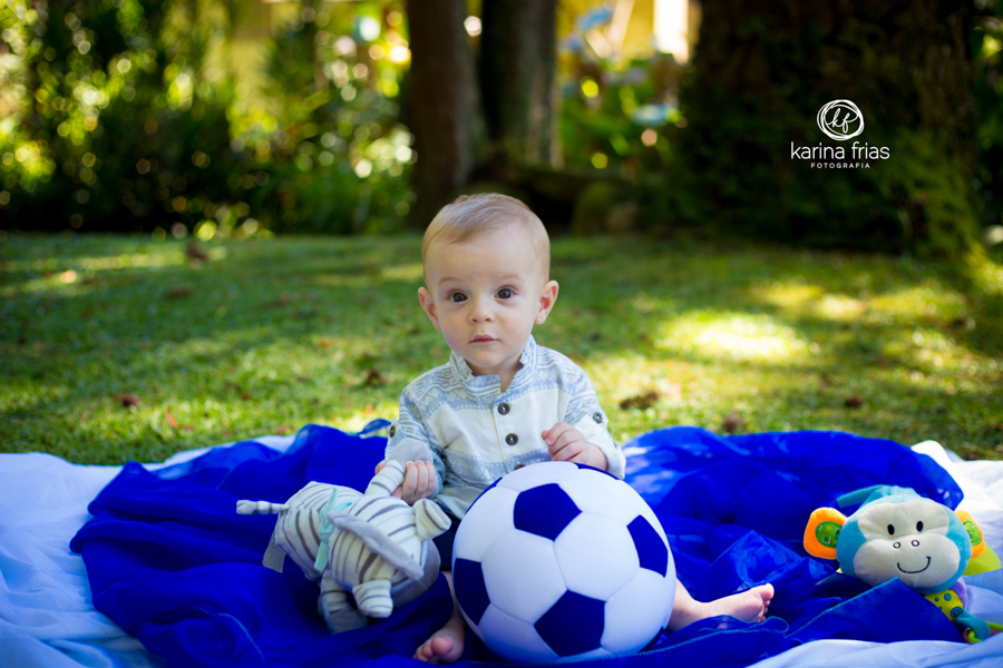 O BEBE ESTA SEGURANDO A BOLA PARA AS FOTOS EXTERNAS