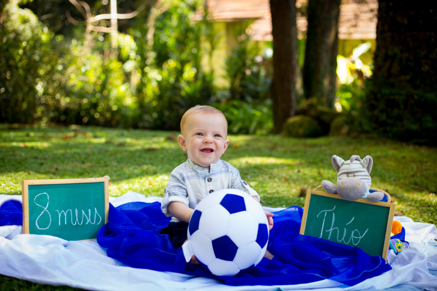 NO ENSAIO INFANTIL O BEBE SORRI PARA AS LENTES DA FOTOGRAFA DE FAMILIA KARINA FRIAS DE CAXIAS DO SUL - RS