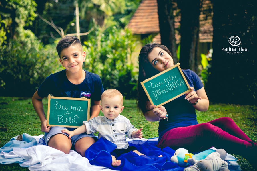 OS MANOS SEGURAM PLAQUINHAS COMO ACESSORIOS PARA O ENSAIO DE FAMILIA