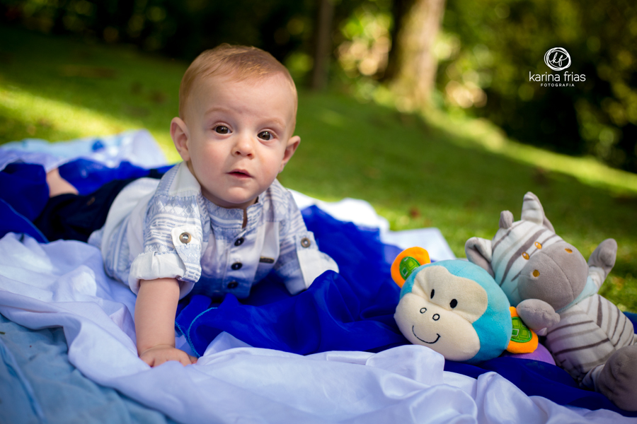 O BEBE ESTA DE BRUÇOS ENQUANTO A FOTOGRAFA DE FAMILIA KARINA FRIAS REGISTRA O MOMENTO
