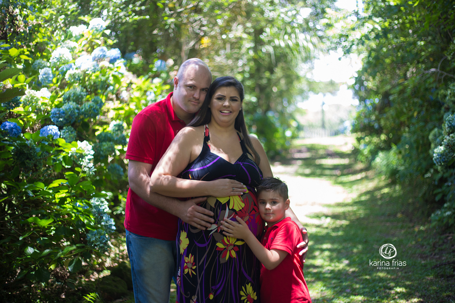 A FAMILIA POSA PARA AS FOTOS DE GESTANTE EXTERNAS