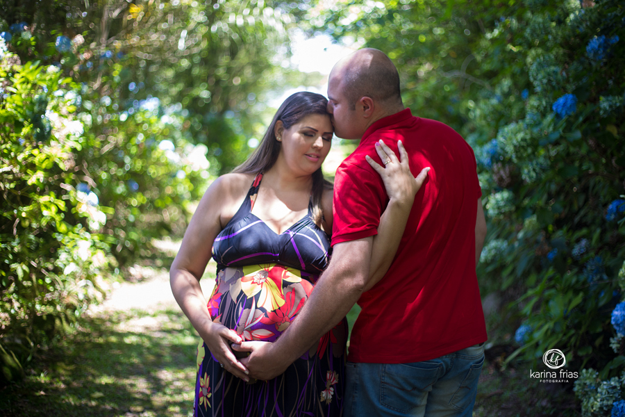 A FOTOGRAFA DE GESTANTE DE CAXIAS DO SUL - RS, KARINA FRIAS REGISTRA O MOMENTO CARINHOSO DOS PAIS