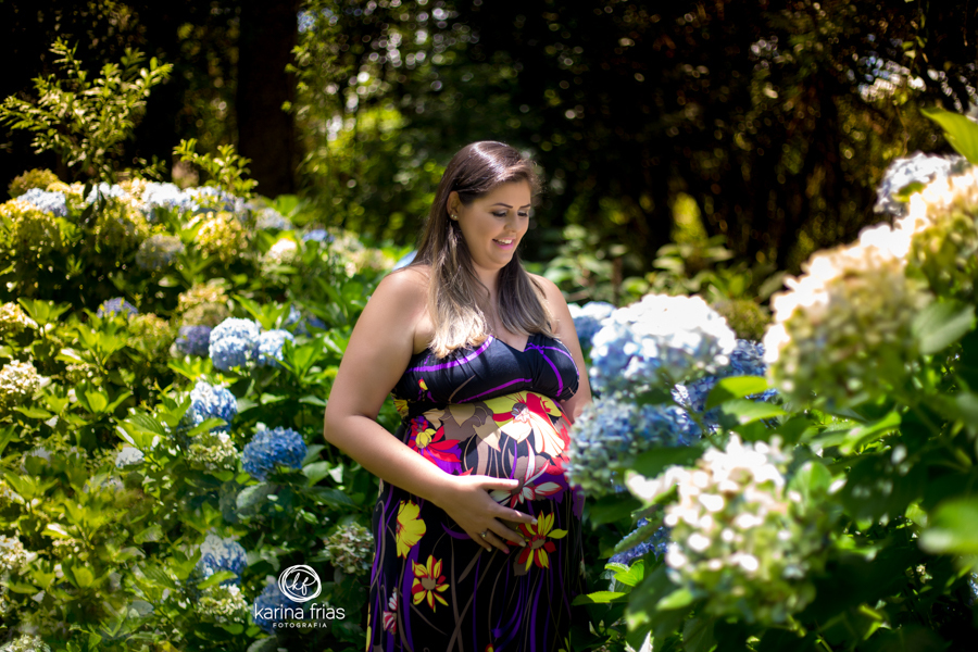 A GESTANTE OLHA AS FLORES PARA AS FOTOS DO SEU BOOK