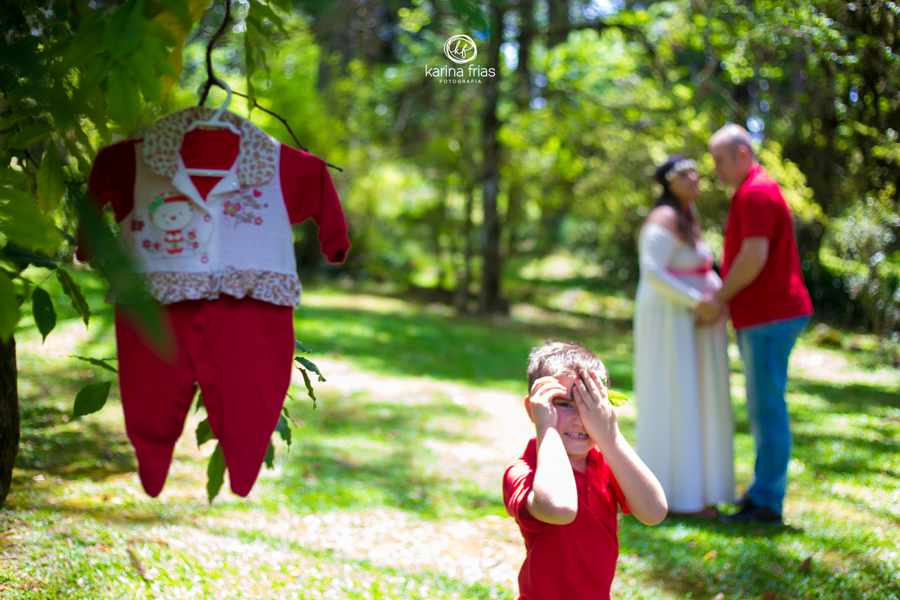 O FILHO ESPIA A FOTOGRAFA DE FAMILIA NO ENSAIO GESTANTE