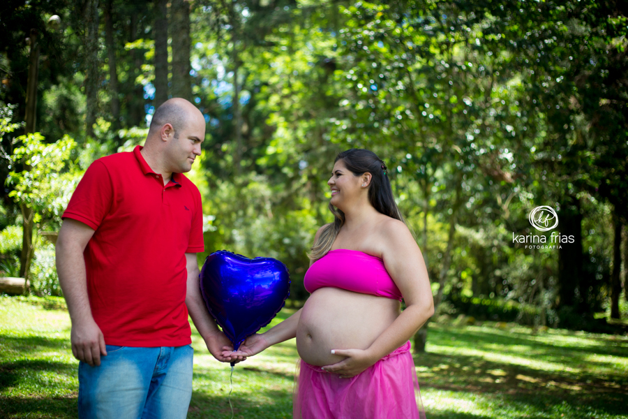OS PAIS SE OLHAM E SEGURAM O BALÃO NO ENSAIO GESTANTE