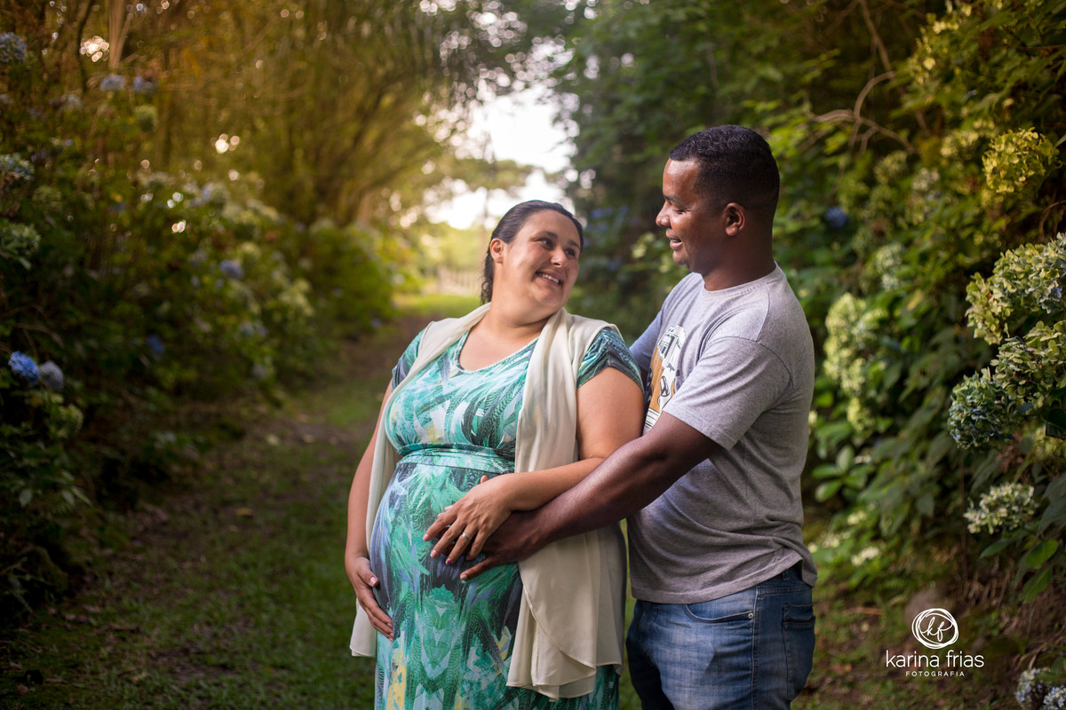A GESTANTE OLHA PARA O ESPOSO EM ENSAIO EXTERNO