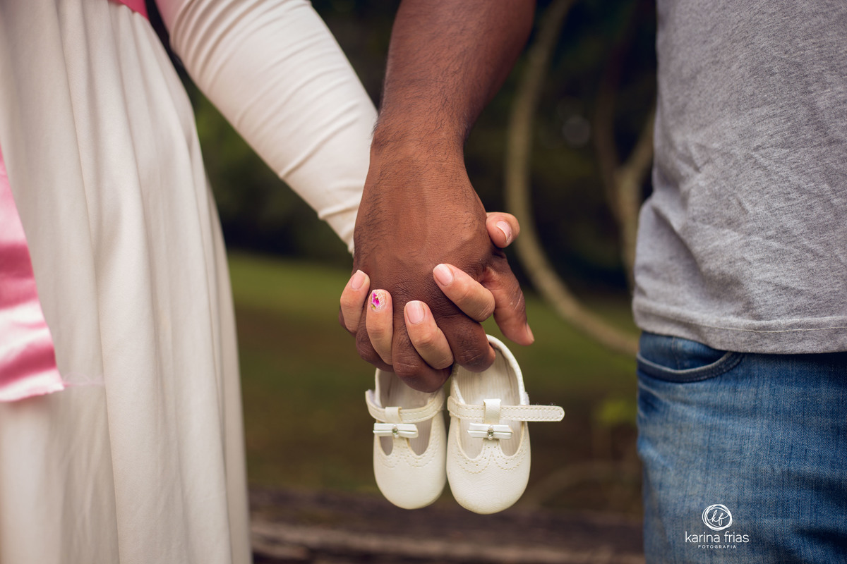 OS PAIS SEGURAM O SAPATINHO DO BEBE EM ENSAIO DE GESTANTE