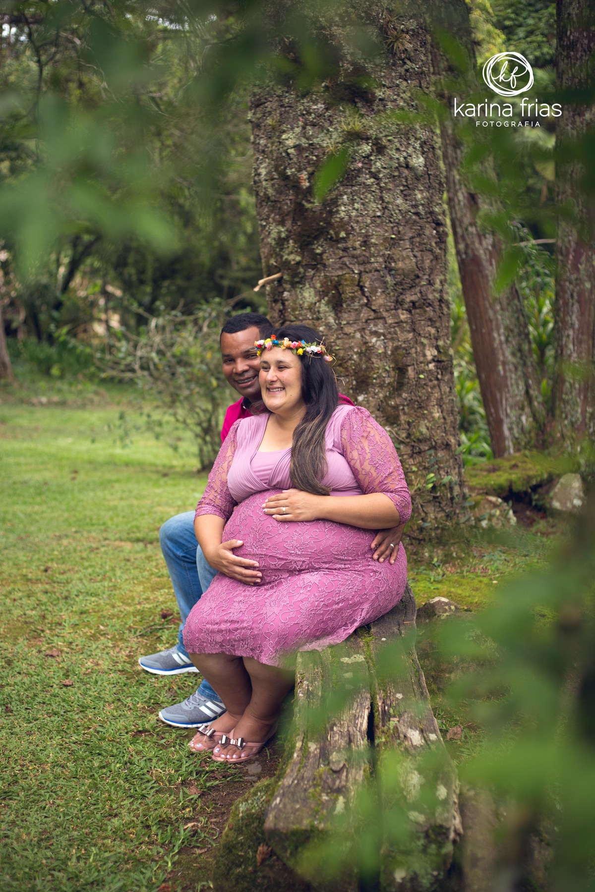 OS PAIS SE ABRAÇAM PARA AS FOTOS DE GESTANTE