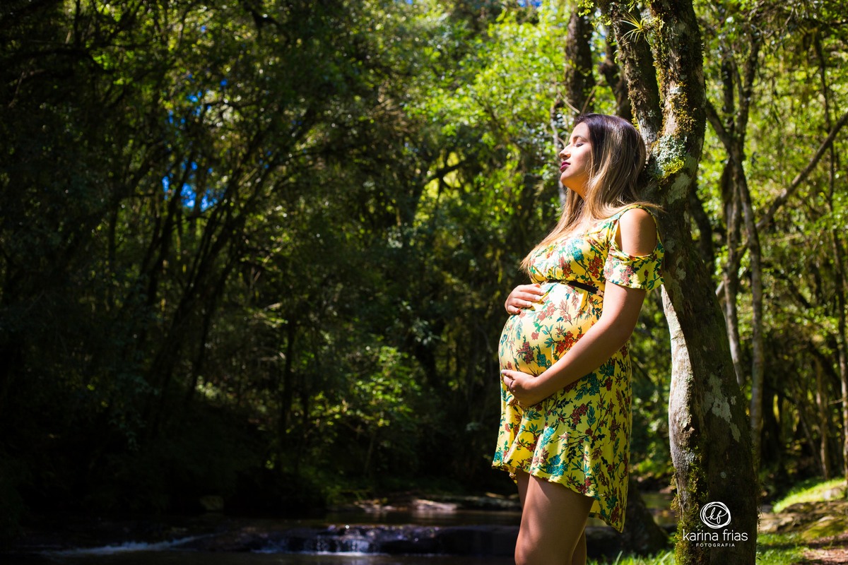a gestante fecha os olhos para o book externo