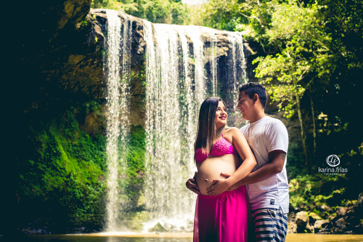 a fotografa de familia registra os os pais se olhando e a bela cachoeira em caxias do sul
