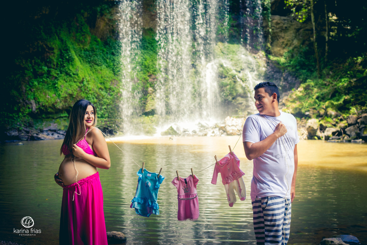 o ensaio gestante externo foi realizado em uma cachoeira 