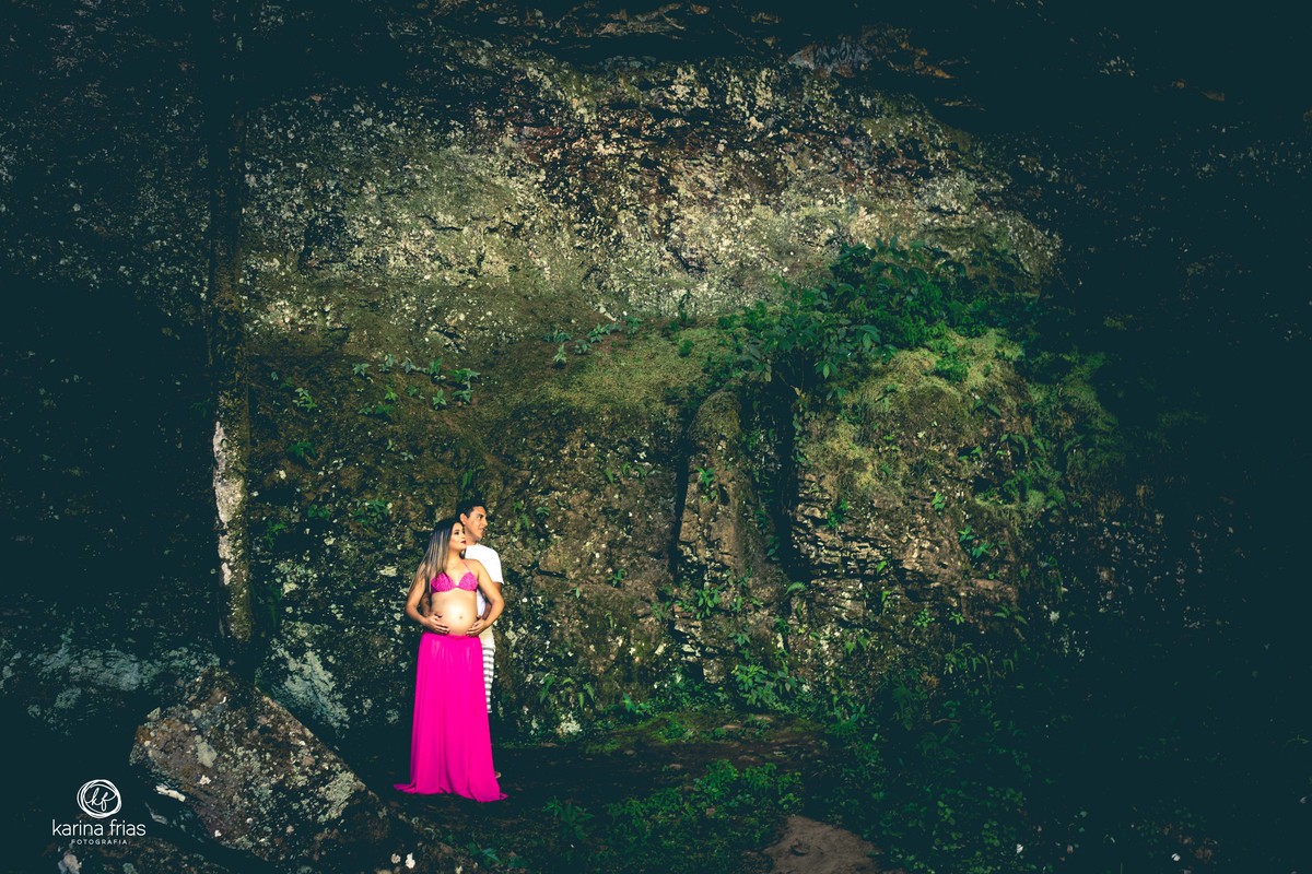a fotografa de gestante clica os pais em caverna de caxias do sul