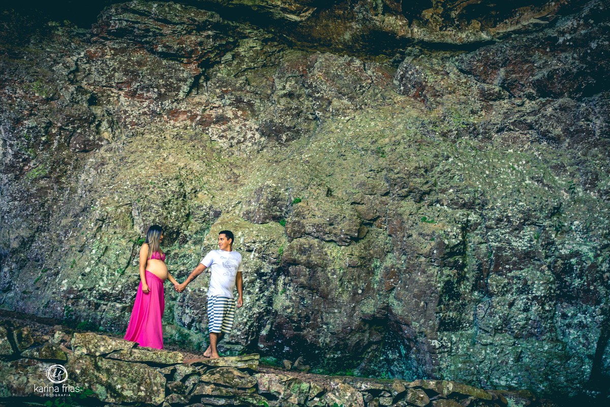 pais caminham para baixo no ensaio de gestante externo