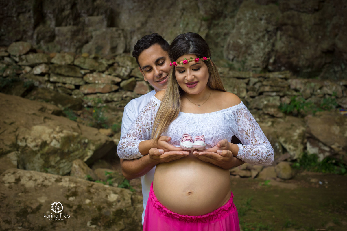 os pais posam para a fotografa registrar o ensaio de gestante externo