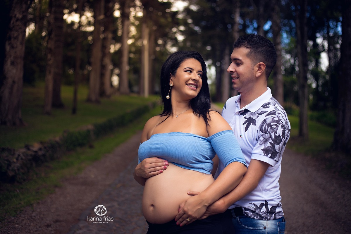 O CASAL SE OLHA EM ENSAIO GESTANTE