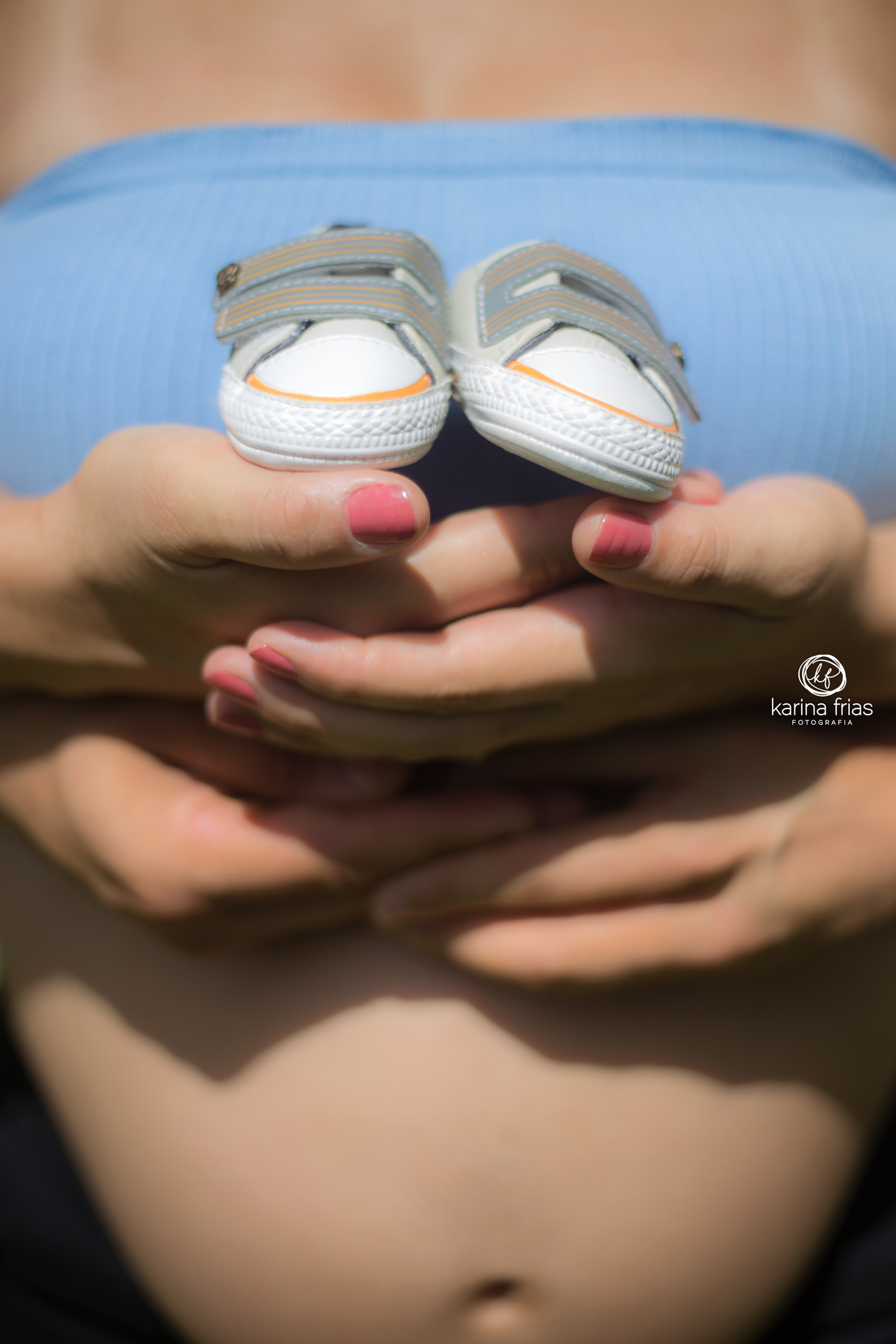 OS PAIS SEGURAM O SAPATINHO DO BEBE PARA AS FOTOS DE GESTANTE