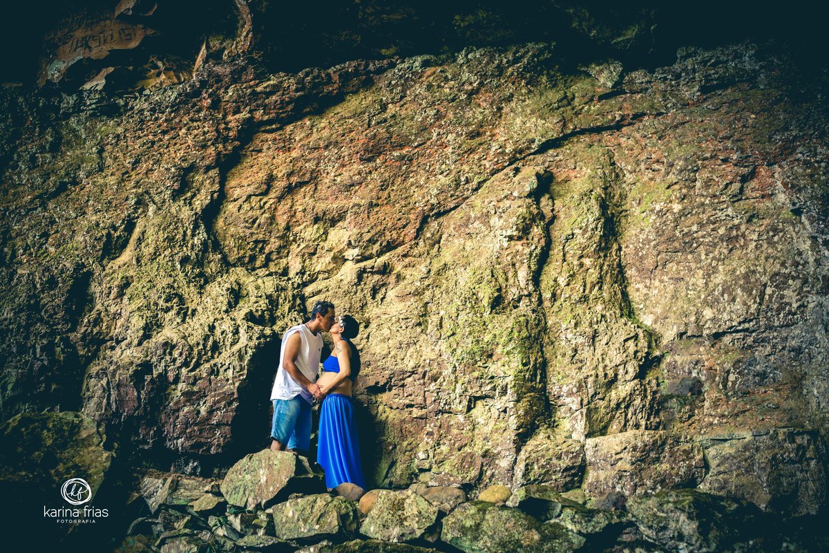 NO ENSAIO EXTERNO DE GESTANTE OS PAIS ESTÃO SE BEIJANDO