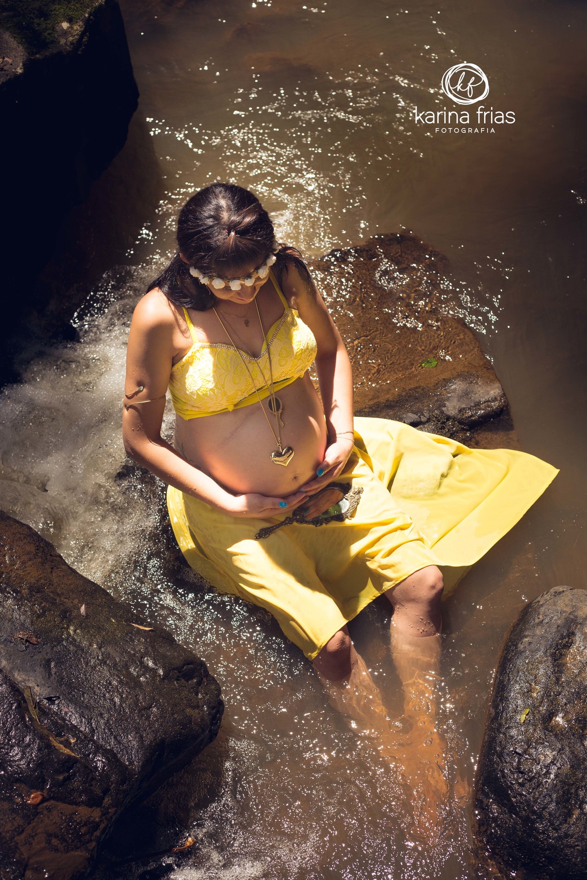 A GESTANTE SEGURA A BARRIGA NO MEIO DA AGUA