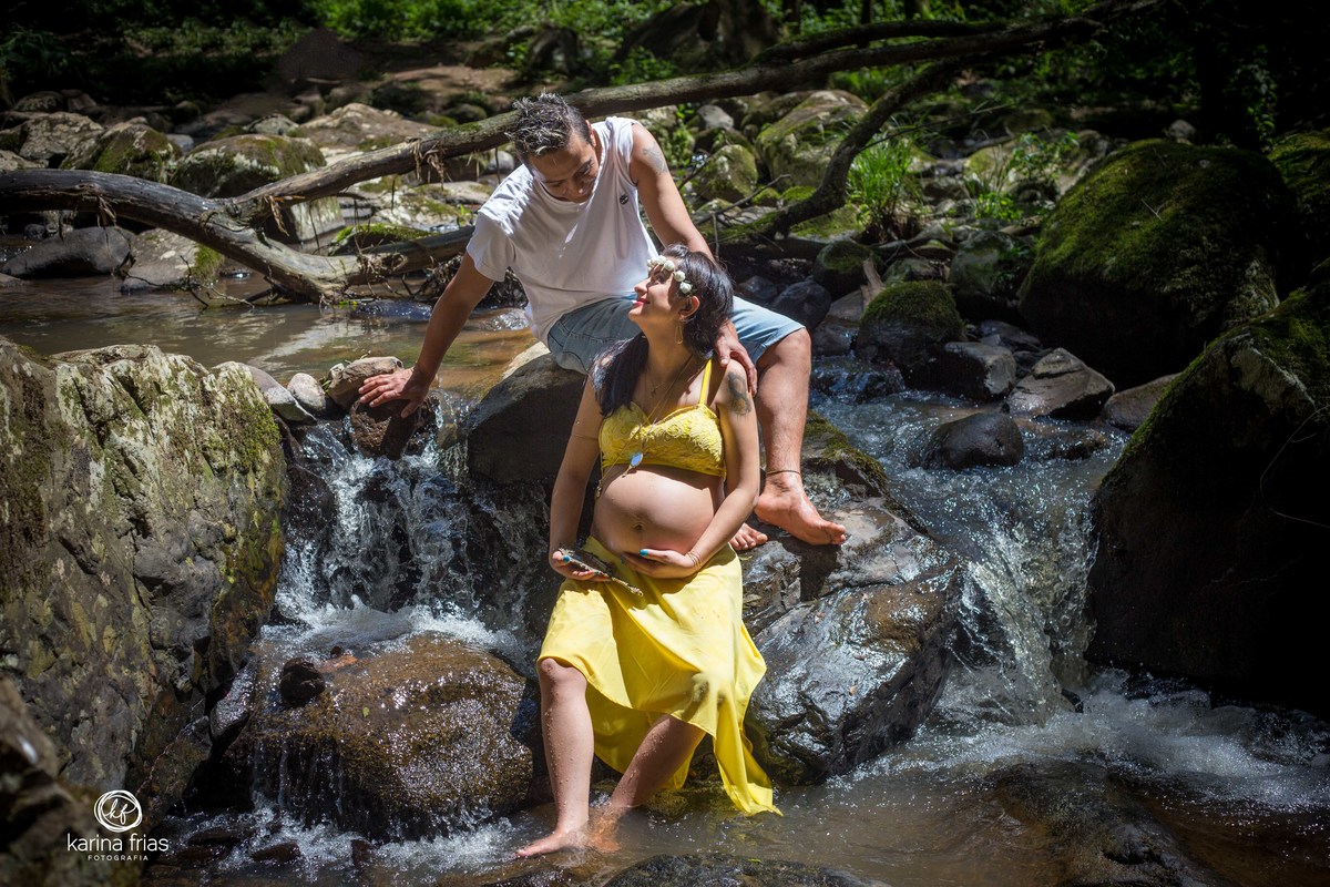 OS PAIS SE OLHAM PARA AS FOTOS DE FAMILIA