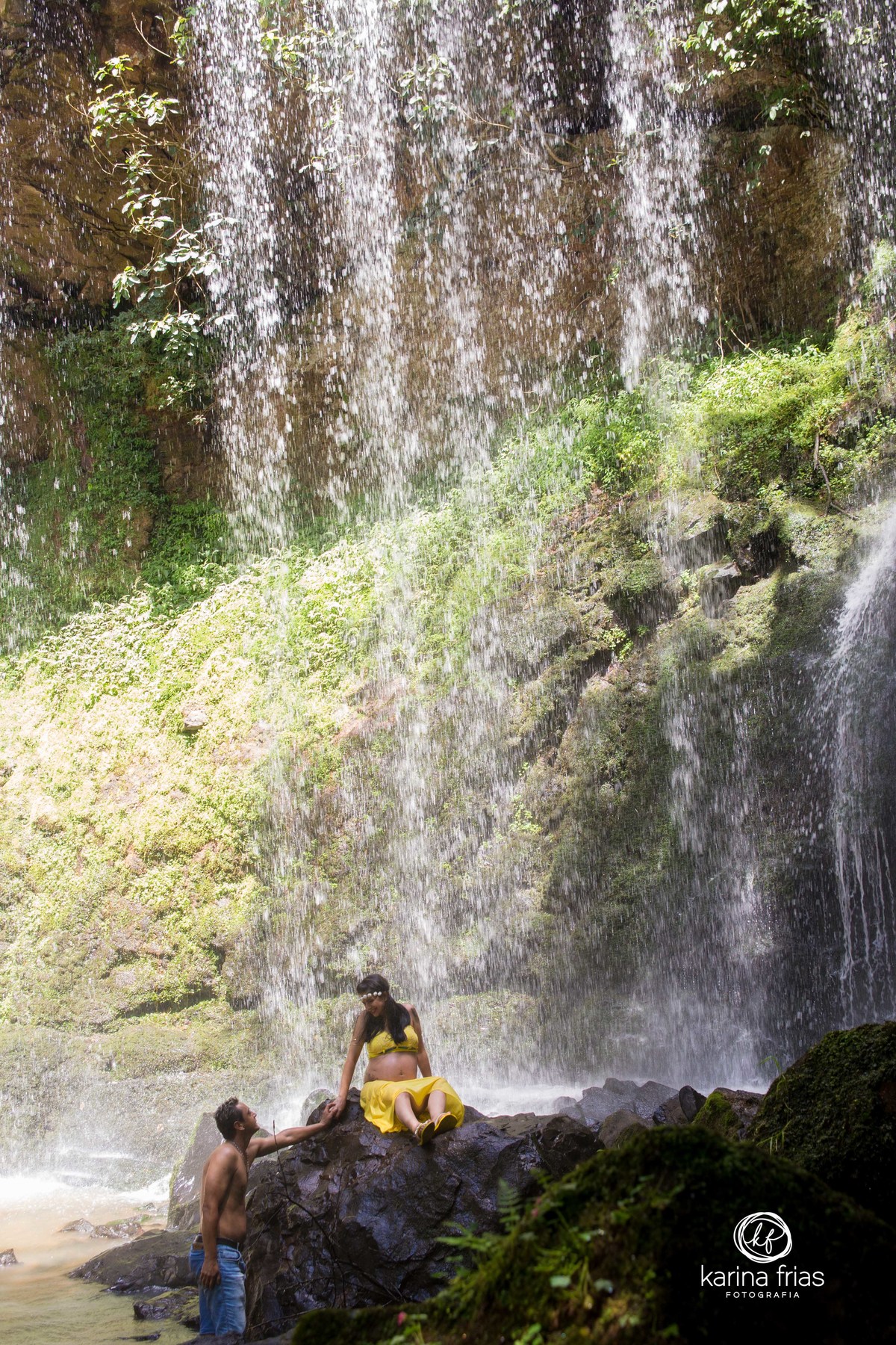 A FOTOGRAFA DE GESTANTE, KARINA FRIAS ESTA CLICANDO O CASAL EM MEIO A CACHOEIRA