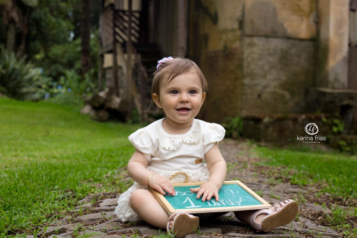A MENINA SEGURA O QUADRINHO NO ENSAIO DE FAMILIA