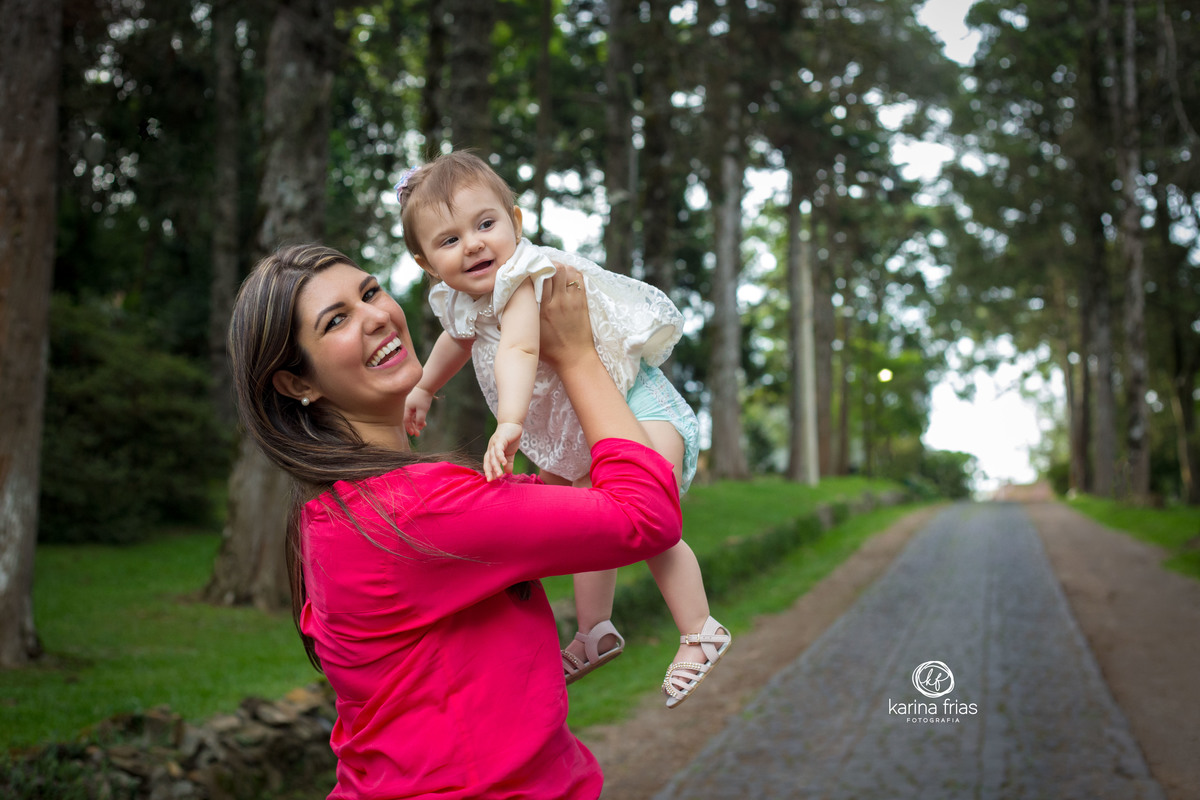 A MAE LEVANTA A CRIANÇA NO ENSAIO