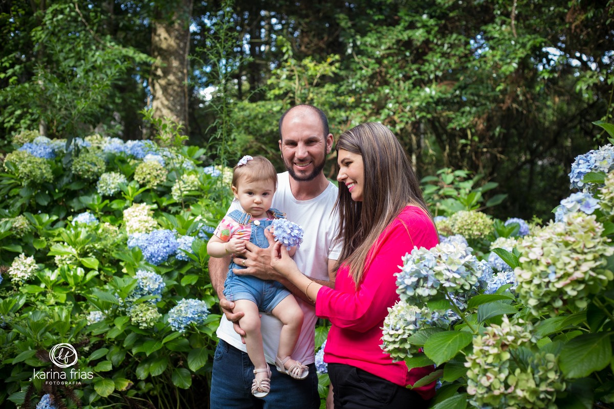 NO ENSAIO EXTERNO DE FAMILIA, OS PAIS SEGURAM A CRINAÇA