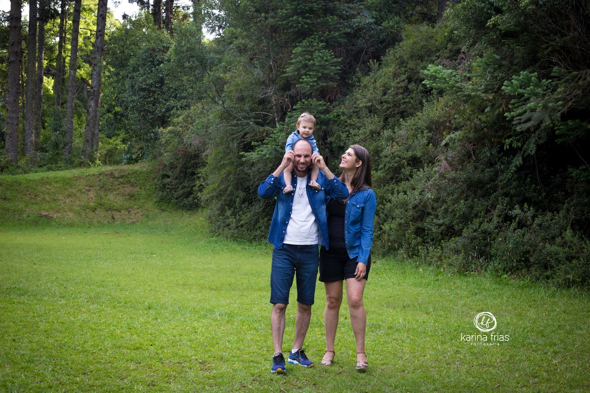 A FILHA FICA NA GARUPA DO PAI PARA AS FOTOS EXTERNAS