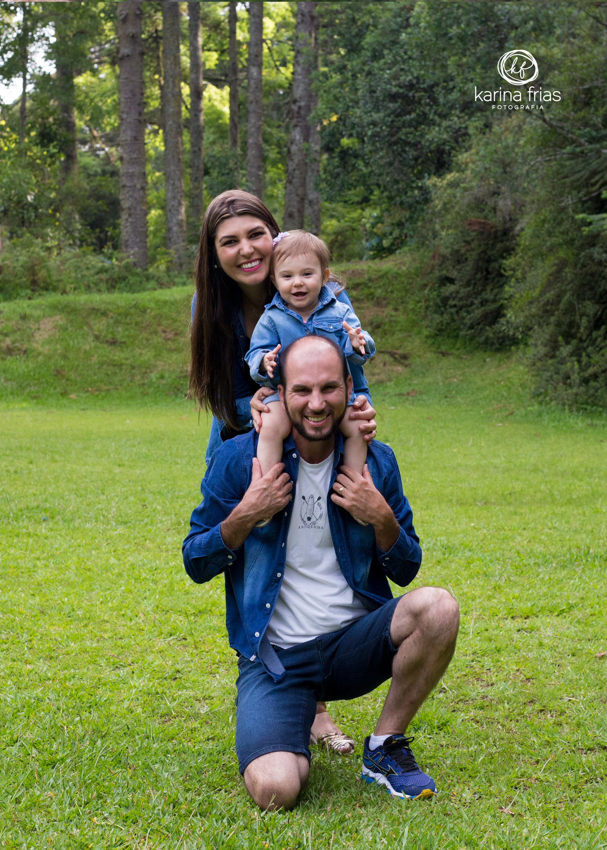 O PAI E A MÃE FAZEM ESCADINHA PARA A FILHA QUE ESTA NO OMBRO DO PAI
