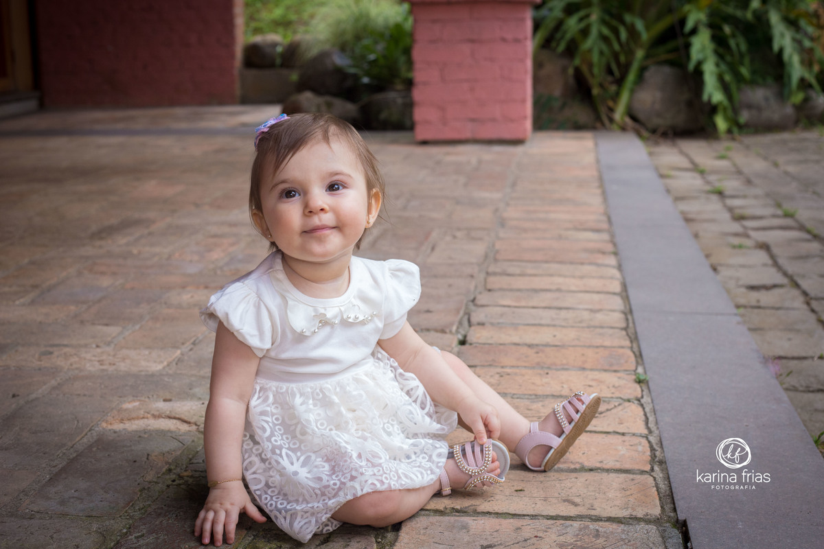 A CRIANÇA SORRI PARA A FOTO EXTERNA DE FAMILIA