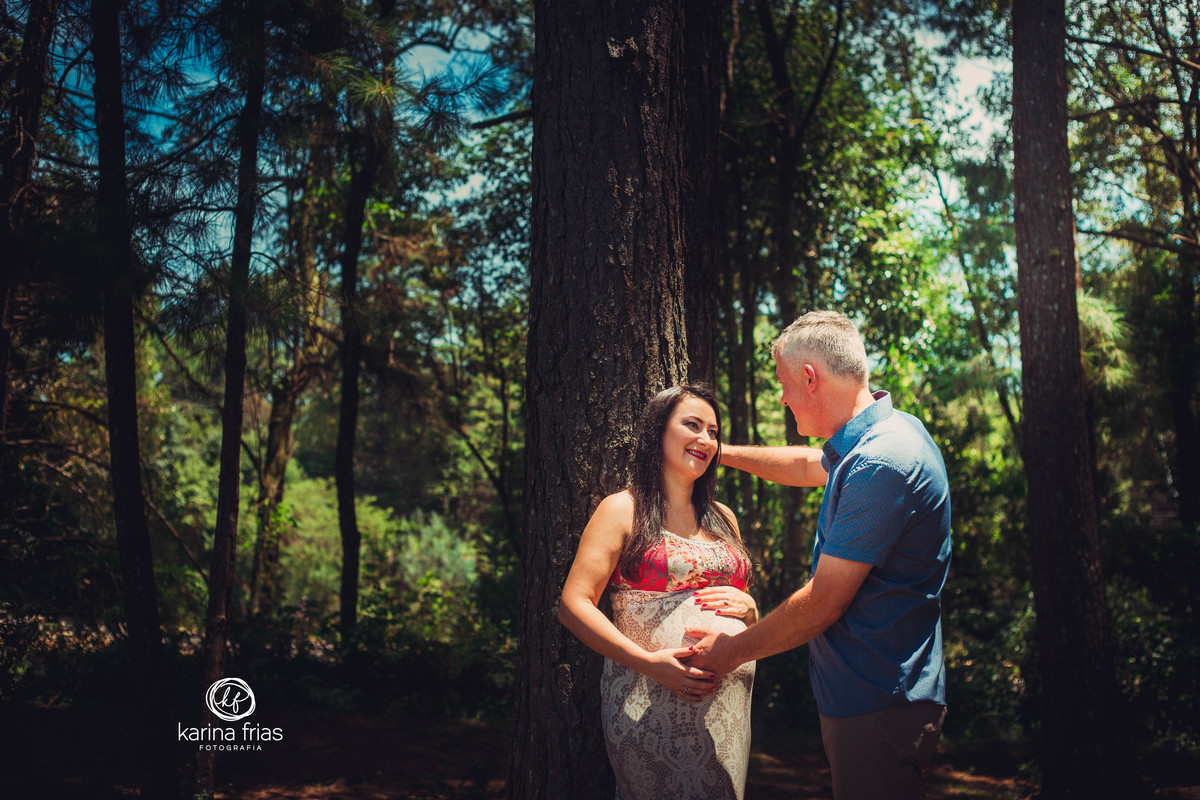 o pai olha para a mãe em momento carinhoso do ensaio