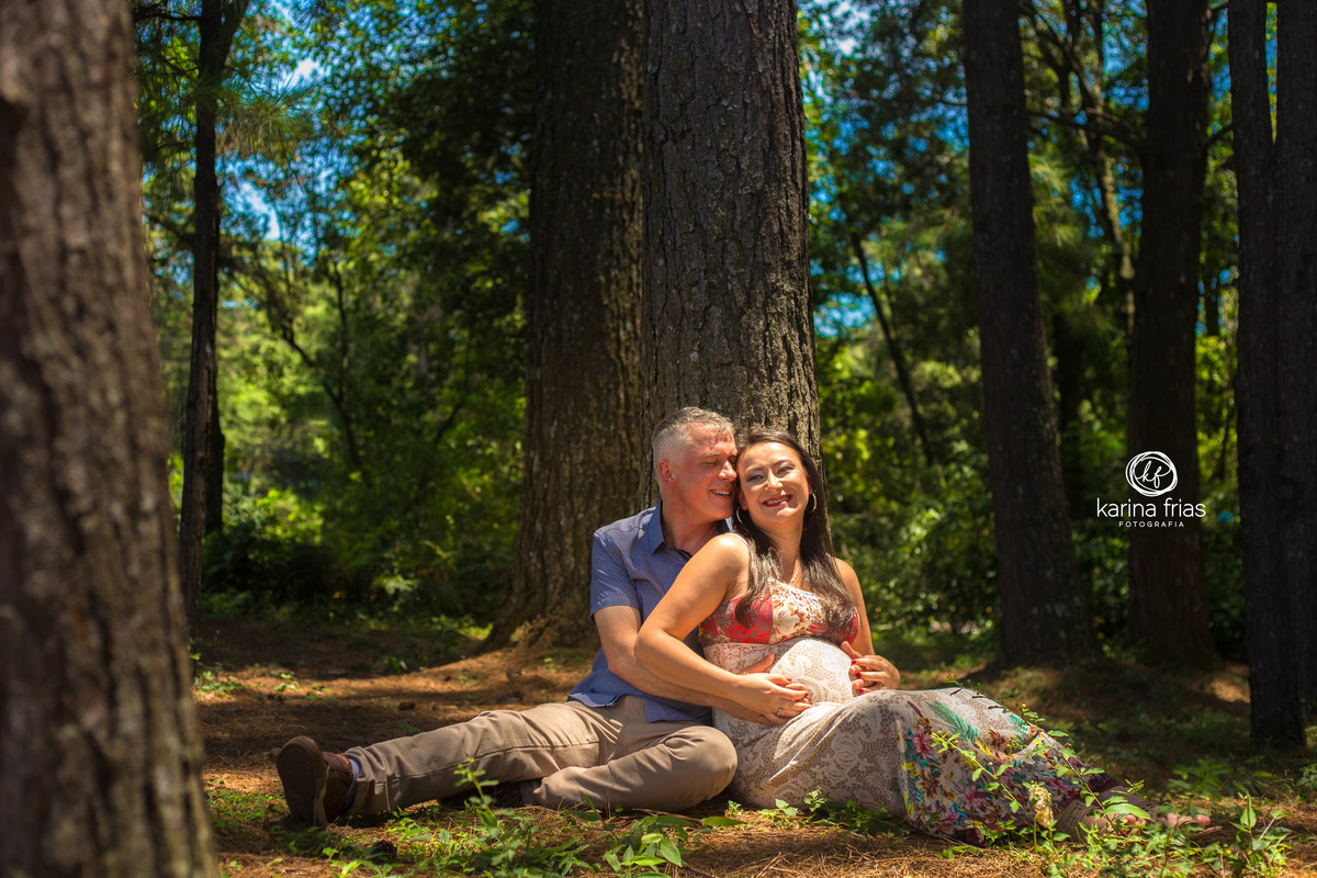 o pai fala algumas palavras no ouvido da gestante enquanto ela sorri
