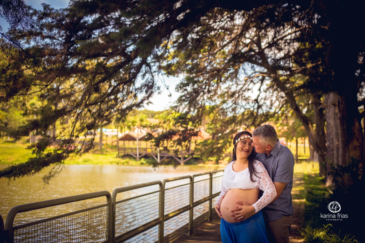 os modelos se olham em meio a paisagem linda do parque de Caxias do Sul-rs