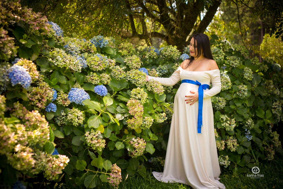 a gestante segura as flores no ensaio