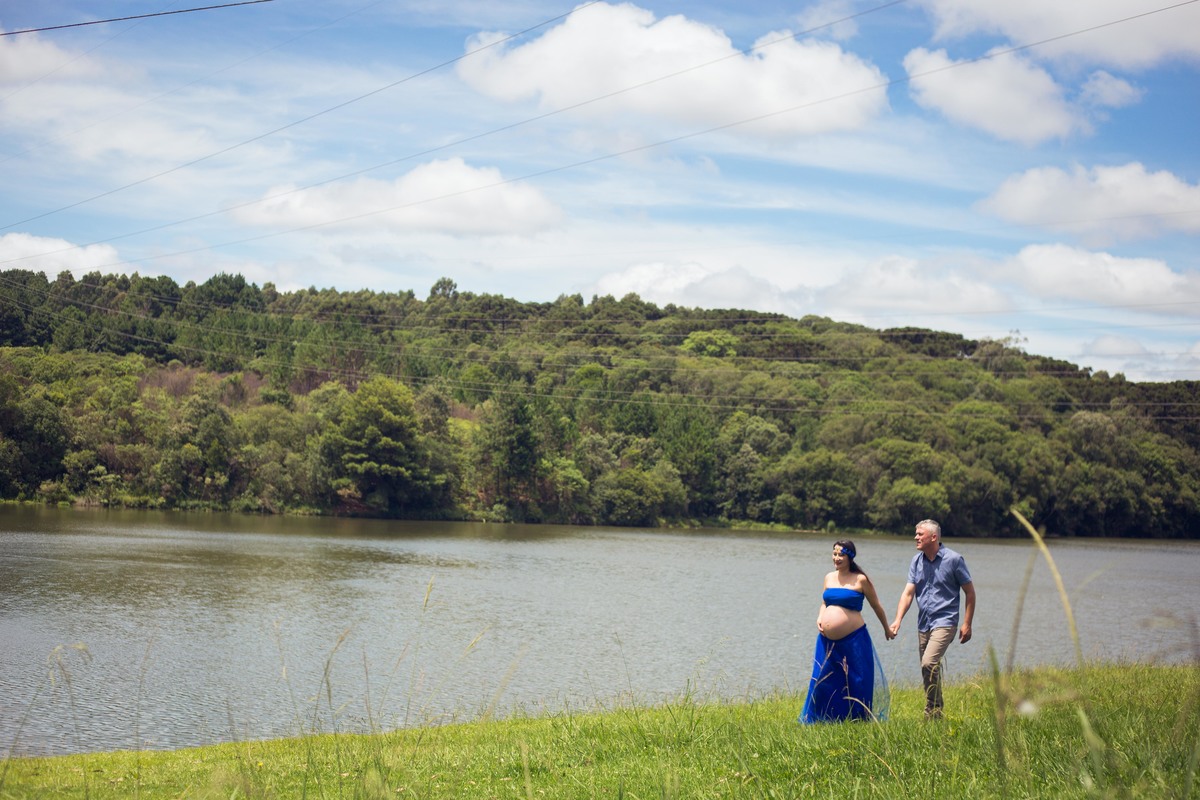 os modelos caminham livremente enquanto acontece o ensaio de gestante