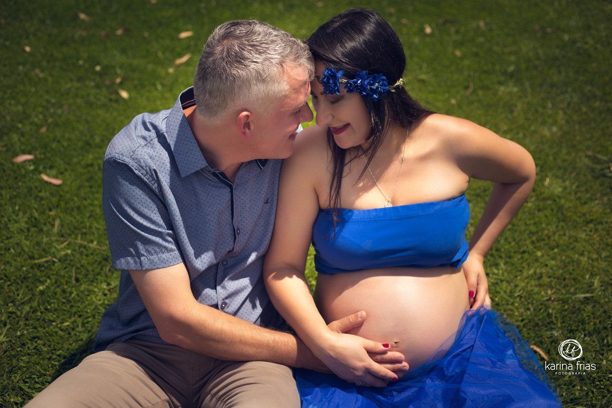 os pais se olham carinhosamente para as fotos de gestante