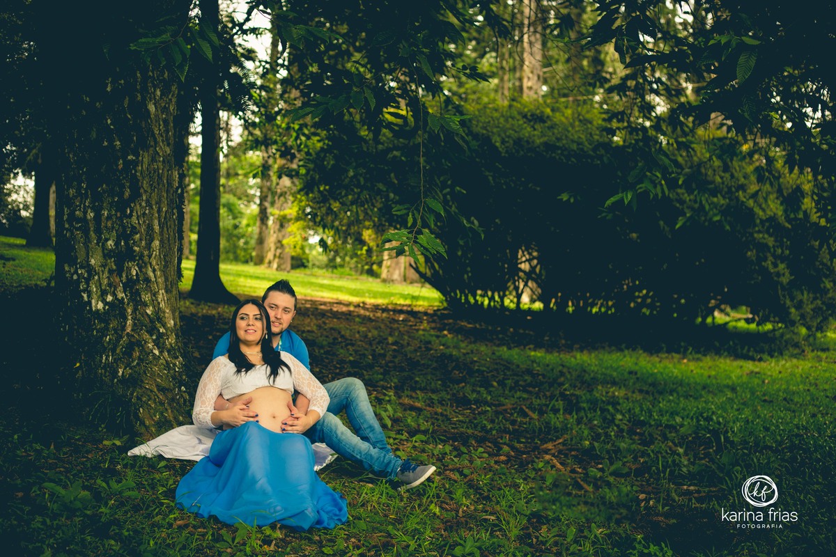 OS PAIS ESTAO SENTADOS ABAIXO DA ARVORE ENQUANTO A FOTOGRAFA DE FAMILIA KARINA FRIAS, DE CAXIAS DO SUL-RS REGISTRA O MOMENTO
