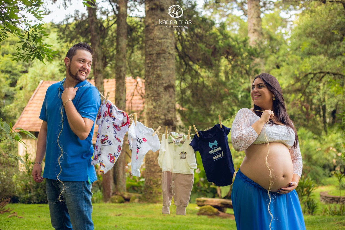 OS PAIS SEGURAM O VARALZINHO MONTADO PARA O ENSAIO DE GESTANTE