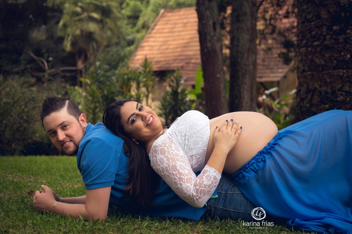 A MAE DEITA NAS COSTAS DO PAI PARA A BARRIGA FICAR VISIVEL NO BOOK DE GESTANTE