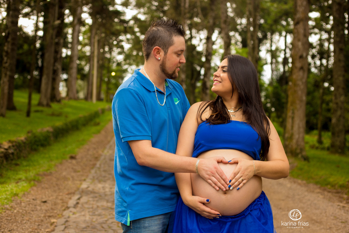 os pais fazem um coração na barriga durante o ensaio de gestante