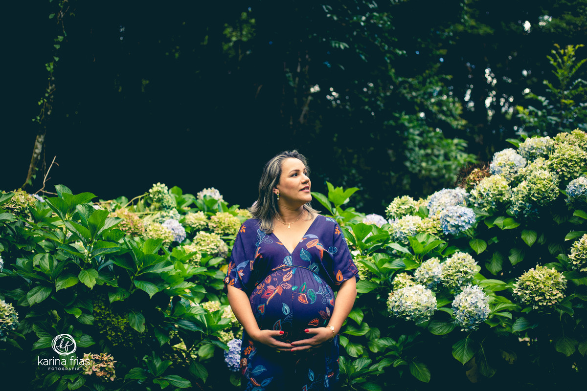 A GESTANTE OLHA A NATUREZA NO  SEU ENSAIO