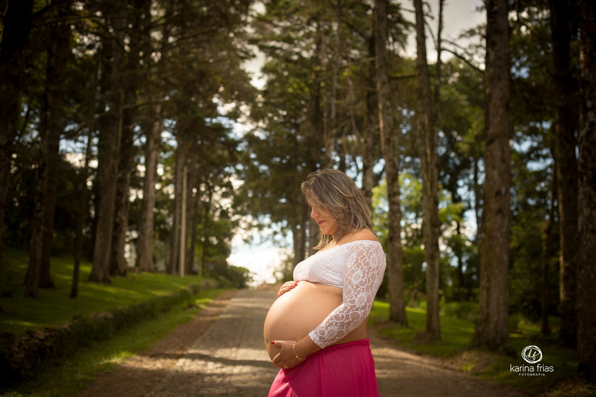 A GESTANTE OLHA A BARRIGA EM FOTOS FEITAS EM PARQUE DE CAXIAS DO SUL-RS